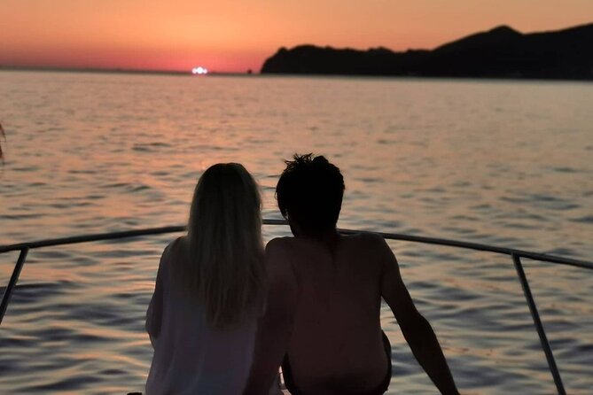 5 Hours Santorini Private Luxury Cruise with BBQ and Drinks - Afternoon Sailing and Santorini Sunset