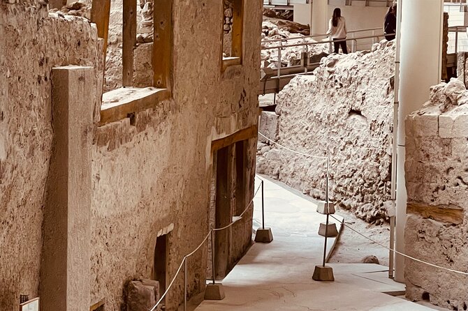 Akrotiri Family Treasure Hunt ,kid friendly Archeology Adventure - Walking through a town preserved by volcanic ash