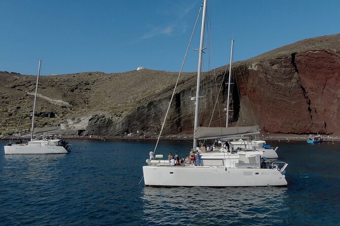 ALL-INCLUSIVE: Santorini Caldera Cruise with Greek Meal & Drinks - The lighthouse and the caldera cliffs