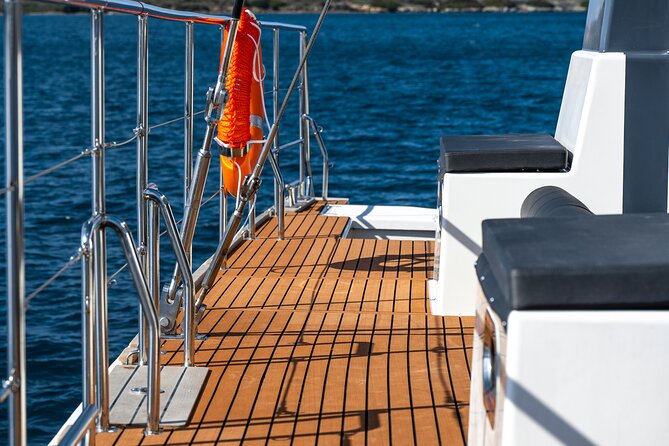 Comfort Max Catamaran Caldera Cruise with BBQ and Drinks - How crowded is a maximum of 50?