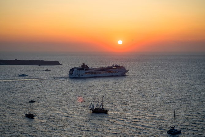 Discover Santorini Private Tour - Oia: 90 minutes among blue domes and narrow lanes