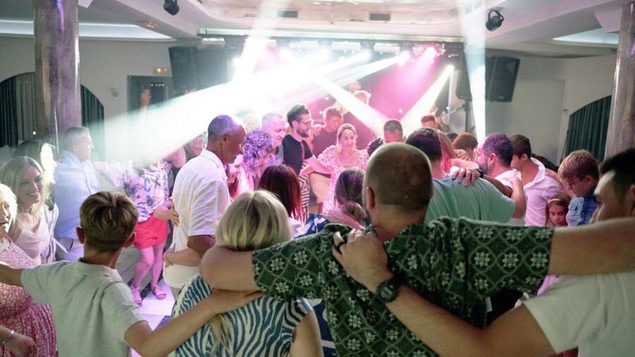 Kamari: Greek Show, Buffet Dinner, and Drinks at Dimitris - Key points to know before booking
