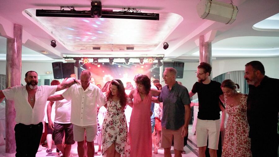 Kamari: Greek Show, Buffet Dinner, and Drinks at Dimitris - The buffet from 8 p.m. to 9:30 p.m.