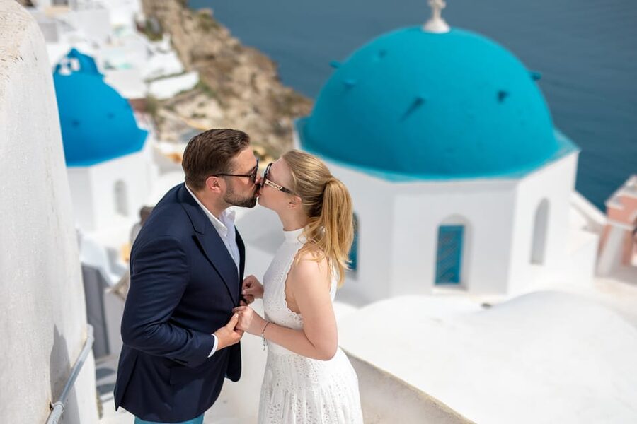 Oia: Couple photoshoot with 30 edited Photos - Why a professional Oia photoshoot can be worth it