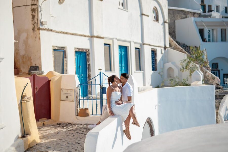 Oia: Couple photoshoot with 30 edited Photos - Meeting your photographer in Oia