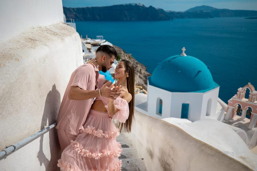 Oia: Couple photoshoot with 30 edited Photos - Caldera viewpoints and quieter corners