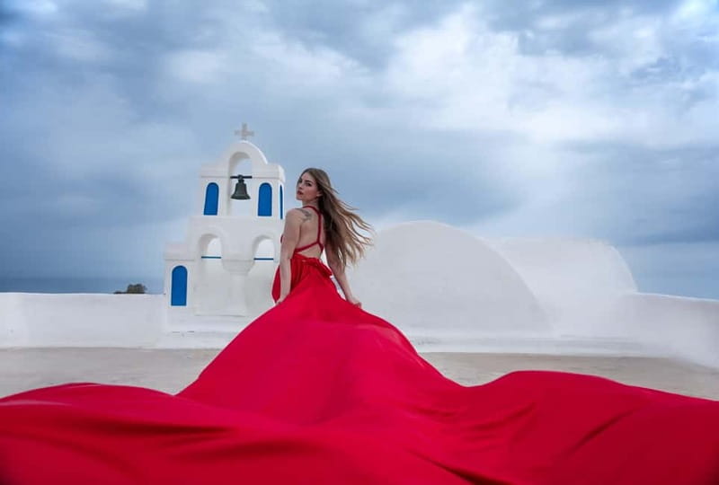 Oía: Santorini Professional Photoshoot with Edited Photos - A 30-minute route built around views and light