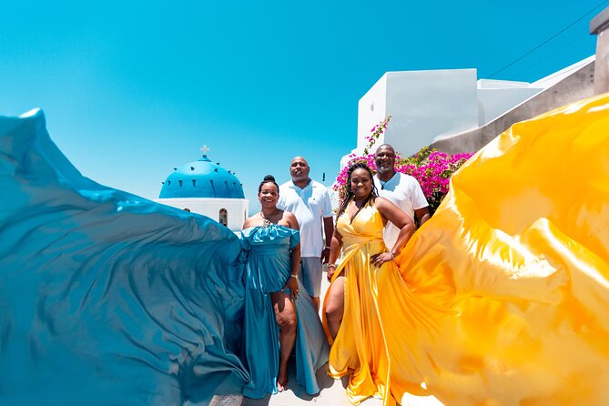 Photoshoot in Flying Dresses in Santorini - Oia: famous views and plenty of attention