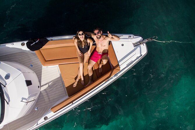 Private Axopar 37 MotorYacht Cruise in Santorini w/ Snack & Drink - Leaving from Vlichada harbor