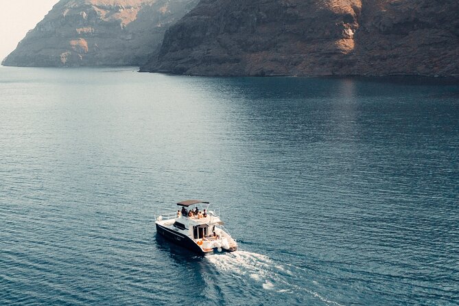 Private Caldera Cruise with Power Catamaran ENJOY incl. Meal & Drinks - White Beach, about one hour
