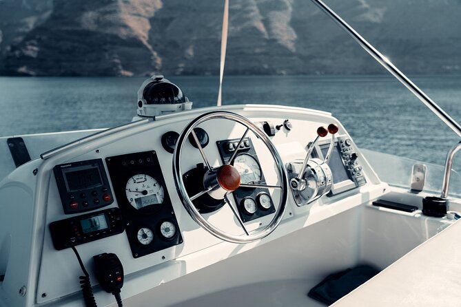 Private Caldera Cruise with Power Catamaran ENJOY incl. Meal & Drinks - Red Beach and the caldera coastline