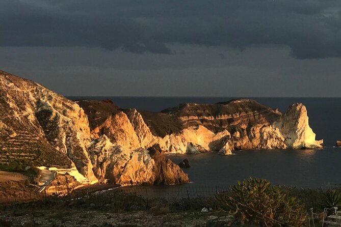 Private Discovery Tour with Wine Tasting - Akrotiri - Red beach - Pyrgos and the climb to the castle walls