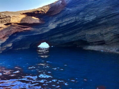 Private, fully customizable cruise in Santorini’s caldera