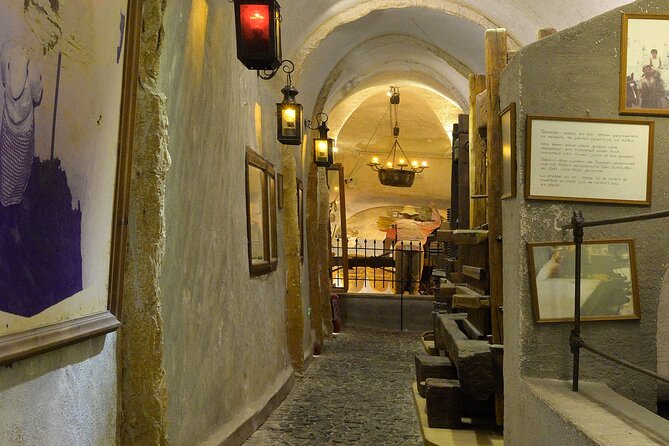 Private Half Day Tour with Wine Tasting in Santorini - Oia: the famous cliffside centerpiece