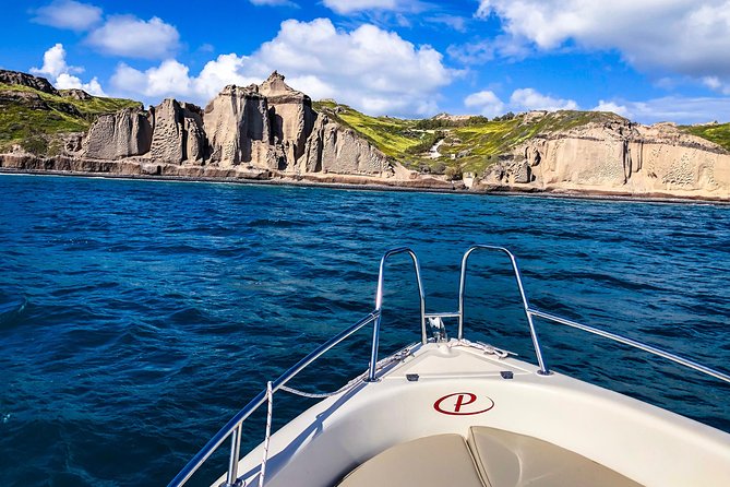 Rent a Boat in Santorini without a License - Costs, deposit, and what to pack