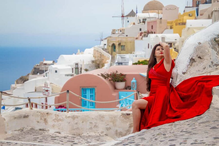 Santorini: 40-Minute Oia Photoshoot - Coffee and water at Foodini afterward
