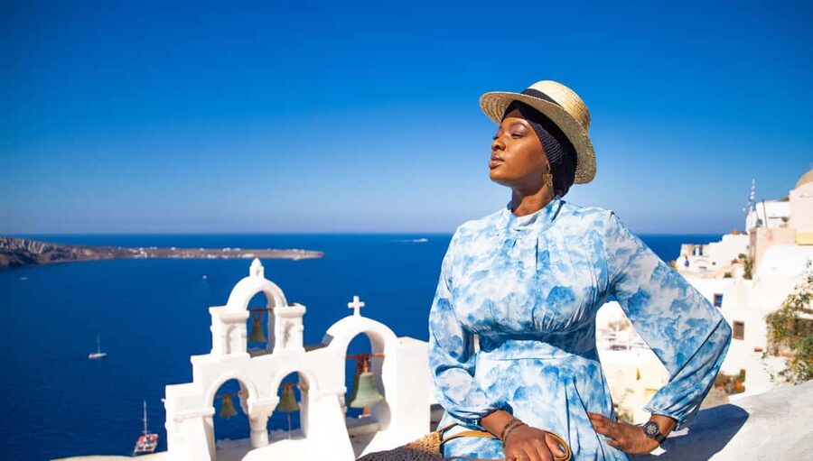 Santorini: 40-Minute Oia Photoshoot - Meeting Mike in Oia