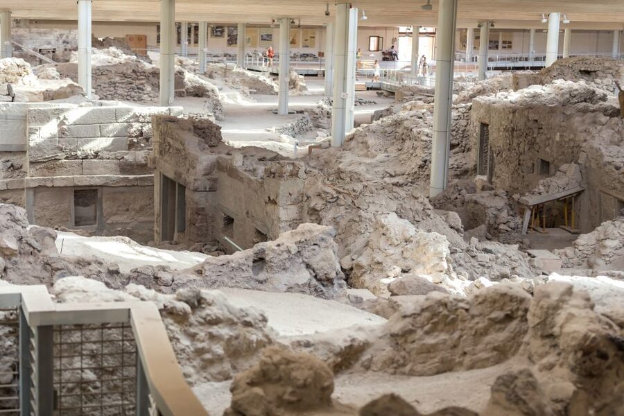Santorini: Akrotiri Prehistoric City Guided Walking Tour - Following the ancient streets and passageways