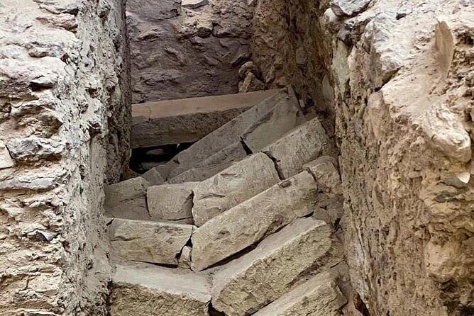 Santorini , Akrotiri tour by a licensed guide - A private tour that fits into a busy island day