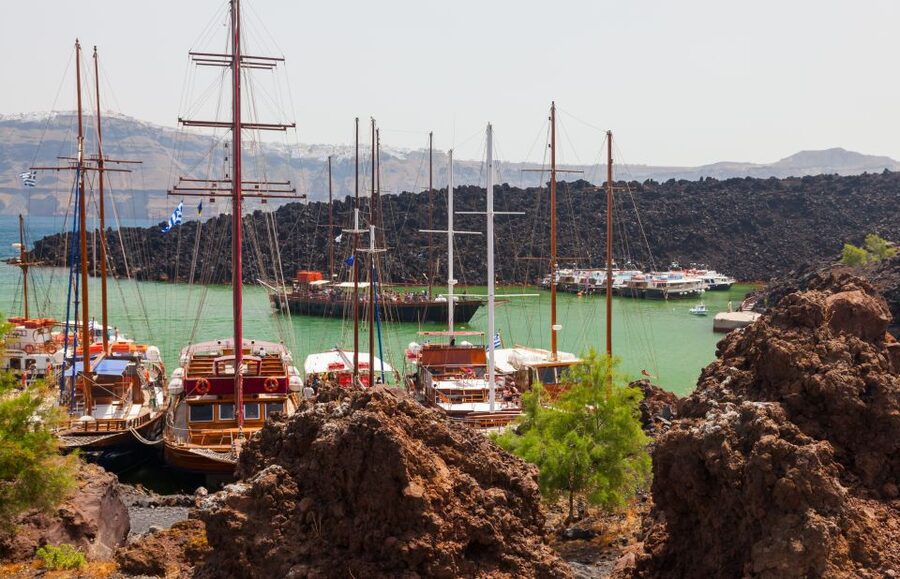 Santorini Caldera: Sunset Cruise with Dinner - The return under Oia’s cliffs