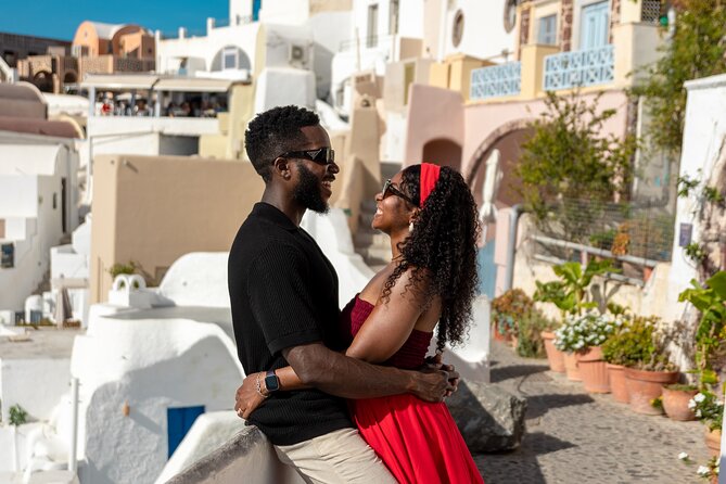 Santorini couple photoshoot with 50 edited photos! - Why a short Oia photo shoot can be worth it