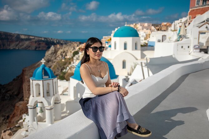 Santorini couple photoshoot with 50 edited photos! - What the photographer adds beyond a camera