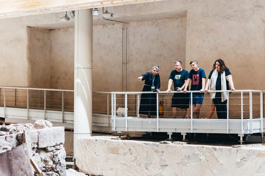 Santorini: Experience Akrotiri with a Licensed Tour Guide - Timing, heat, and how to plan the visit
