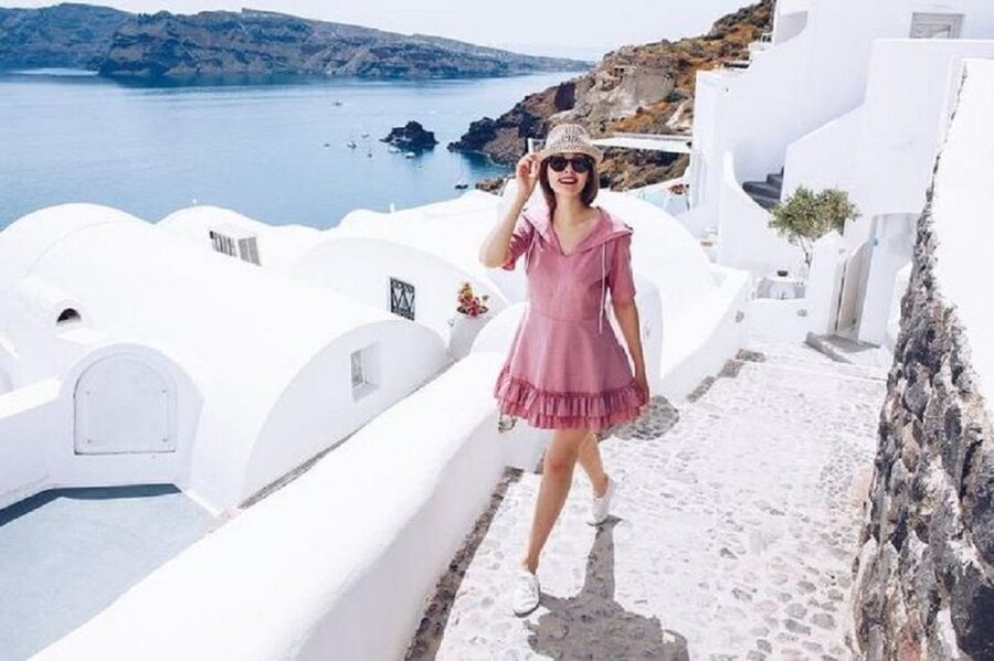Santorini: Fira Town Walking Tour with Wine Tasting - The donkey roads and Venetian district