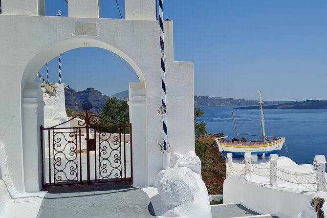 Santorini First-Time Guests Private Tour Sightseeing, excavetions & wine testing - Oia brings the famous Santorini postcard to life