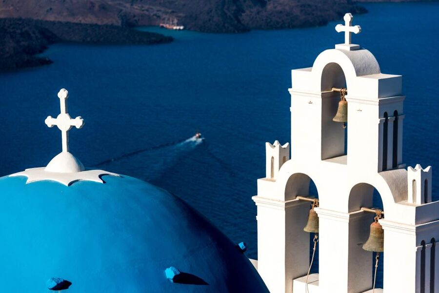 Santorini: Highlights prive tour & wine tasting-local guide - Perivolos and a pause by the black-sand coast