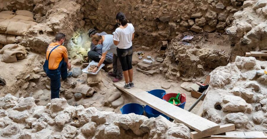 Santorini HISTORY & ARCHEOLOGY Tour (up to 8 guests) - Key points at a glance