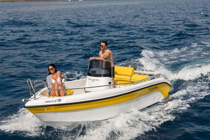 Santorini: license free boat in Santorini - Steering toward Red Beach