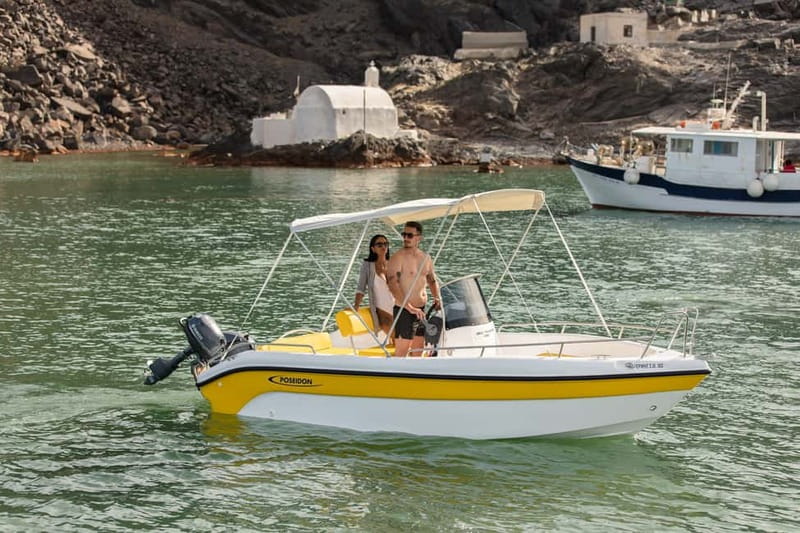 Santorini: license free boat in Santorini - Heading toward White Beach