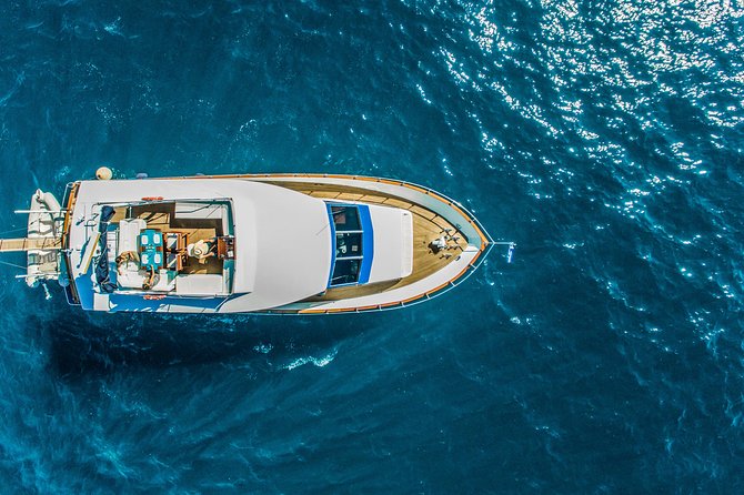Santorini: Motor Yacht Private Cruise with 5-Course Meal - Red Beach, White Beach, and the Akrotiri Lighthouse