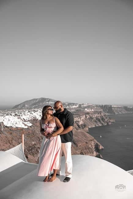 Santorini: Oia Private Couple Photoshoot with 35 Photos - Timing and weather matter