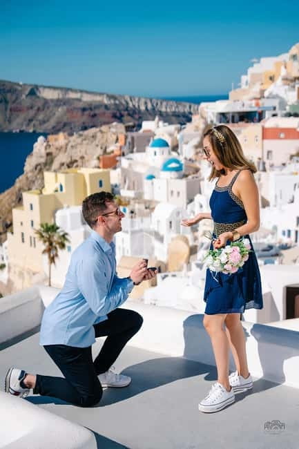 Santorini: Oia Private Couple Photoshoot with 35 Photos - Who will enjoy this most