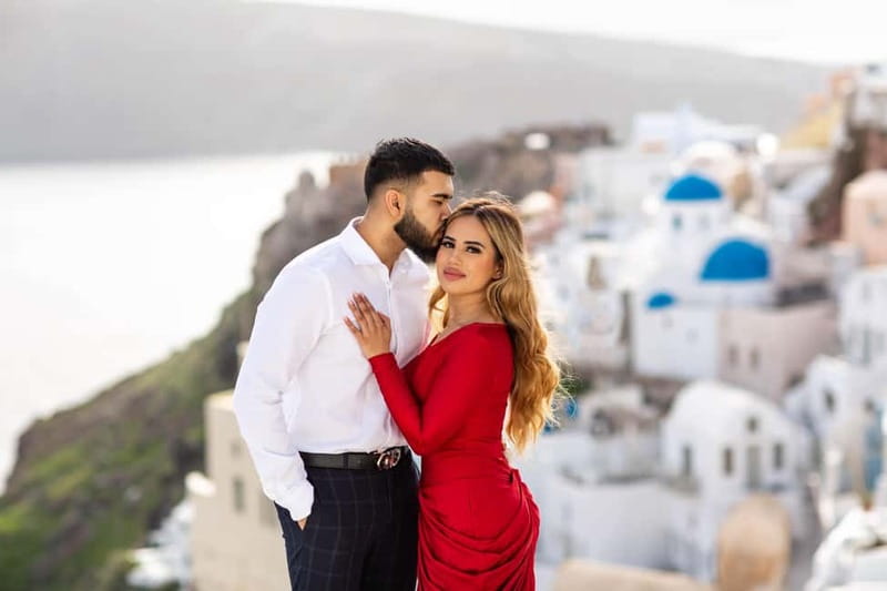 Santorini: Photo Tour With Professional Photographer - Jessica Mocanu’s approach to posing and comfort