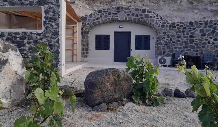 Santorini: Private Agri-Educational Visit to an Organic Farm - The tasting: raisin liqueur, olive oil, and local snacks