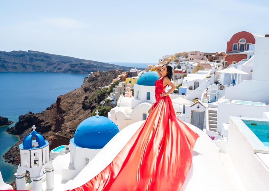 Santorini: Private Flying Dress Photoshoot with Pickup - The people behind the camera matter