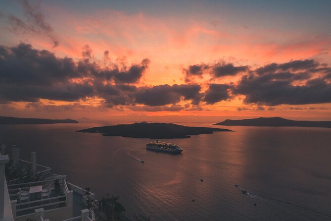 Santorini Private Highlights Tour & Wine Tasting with local guide - Oia in 45 minutes