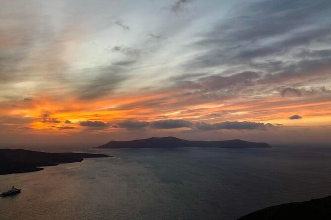 Santorini Private Roundtrip Transfer from/to Airport,Port & Hotel - The 20 to 45-minute ride