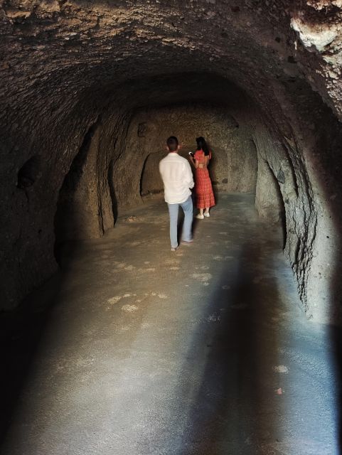 Santorini: Private Sightseeing Tour with Local Guide - Why a private vehicle helps on Santorini
