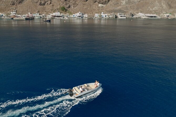 Santorini Rent a Boat - License free private cruise - A private Santorini cruise from Vlichada