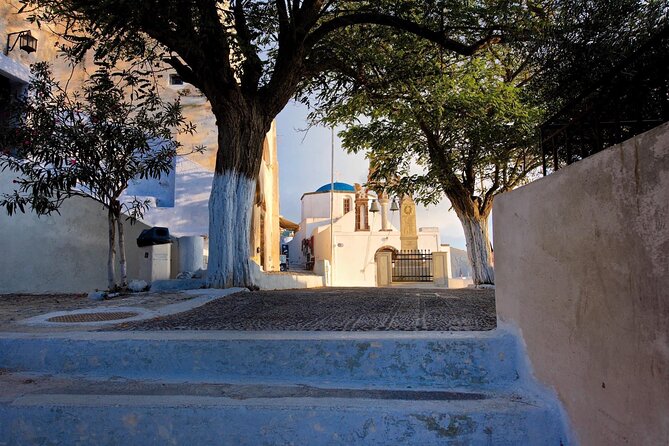 Santorini's Highlights Tour Experience - Guide Style and Local Information