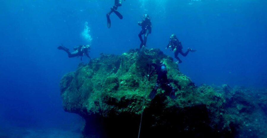 Santorini: Scuba Diving Experience for Beginners - From Oia to Armeni Bay by boat