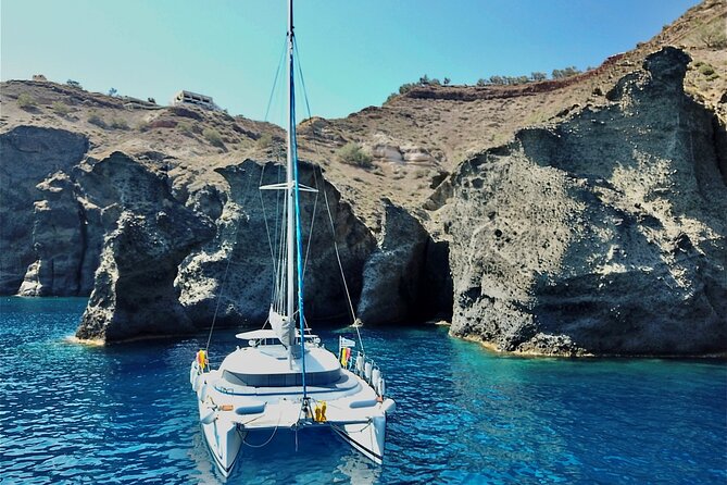 Santorini: Standard Small-Group Catamaran Cruise with Food/Drinks - White Beach, Indian Rocks, and the lighthouse