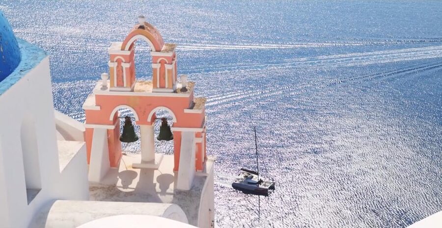 Santorini Tour with Pick-up from Heraklion - Oia: Blue Domes, White Walls, and Crowded Viewpoints