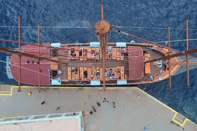 Santorini Volcano Tour - Sailing across the caldera to Nea Kameni